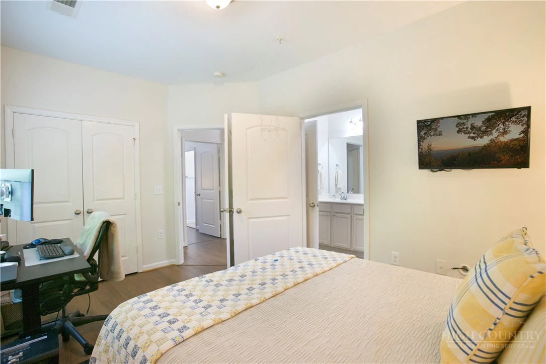 Image number 19 for the current listing