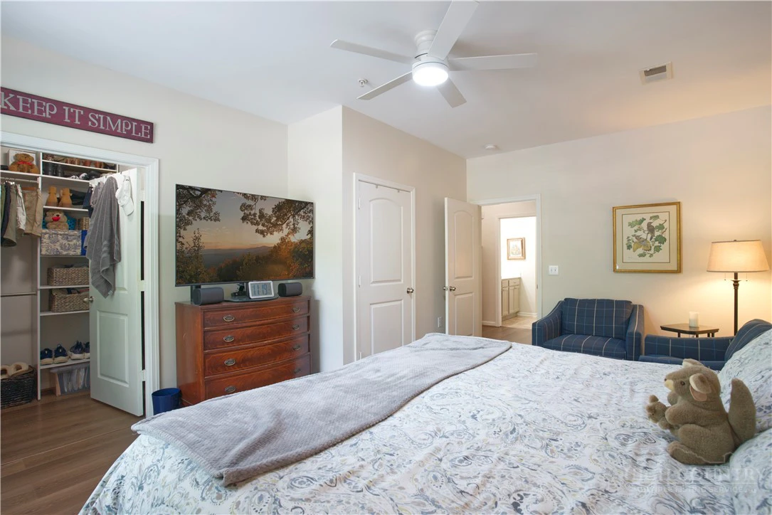 Image number 14 for the current listing