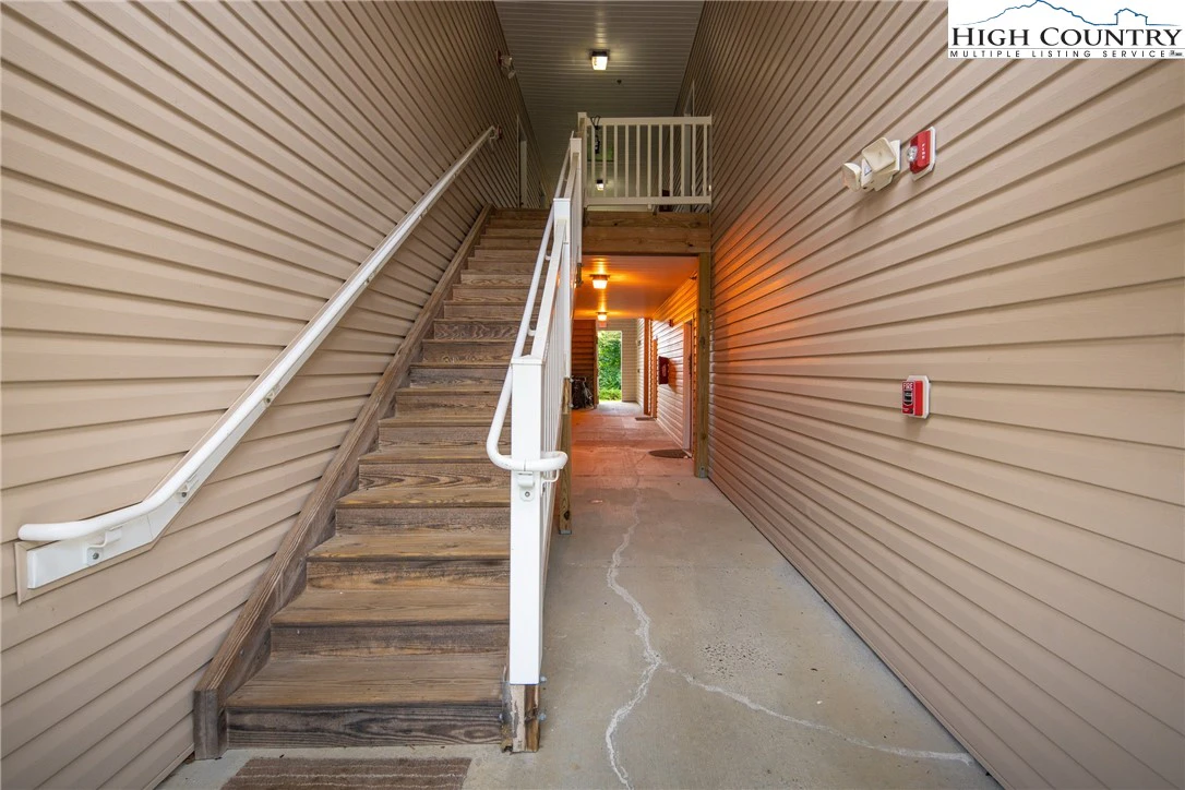 Image number 9 for the current listing