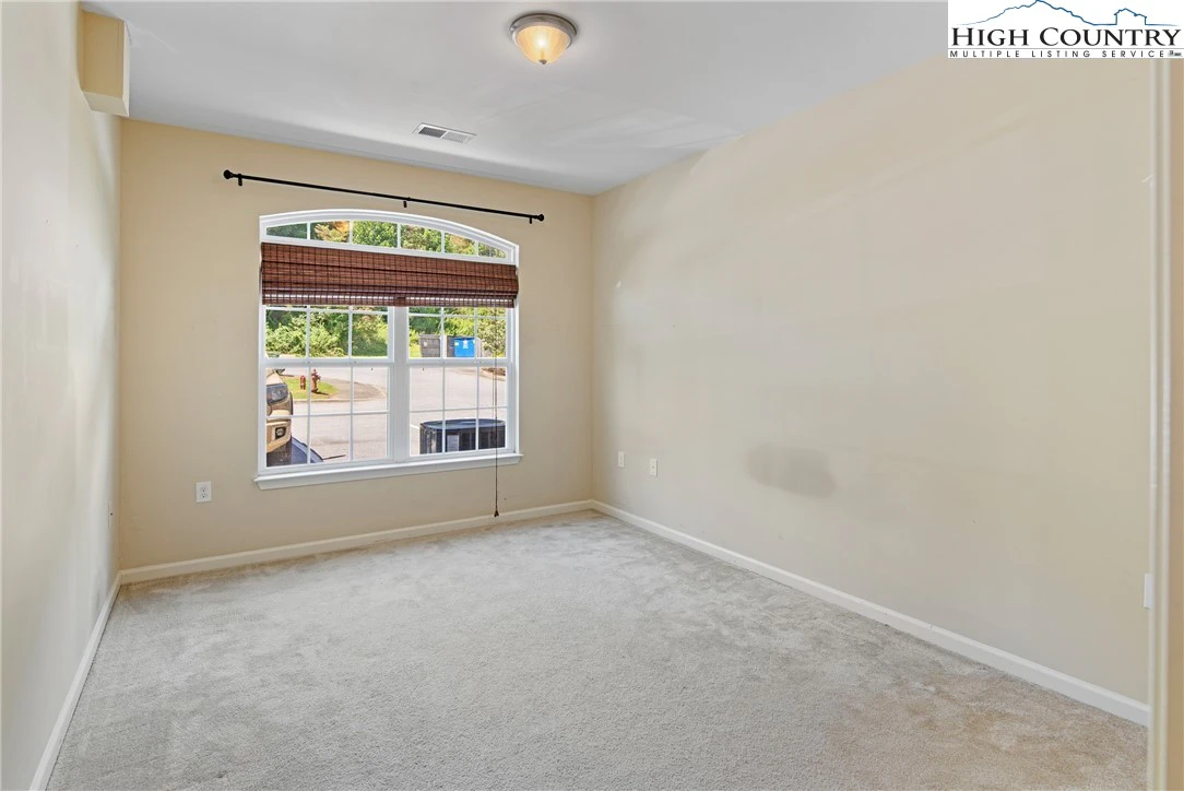Image number 19 for the current listing