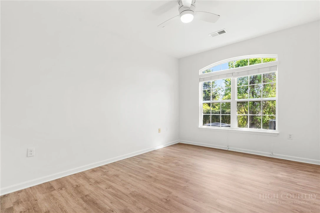 Image number 7 for the current listing