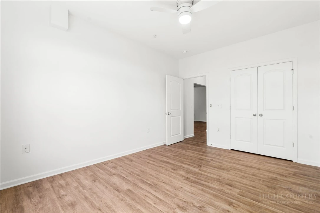 Image number 8 for the current listing