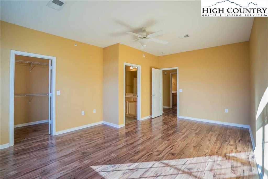 Image number 11 for the current listing