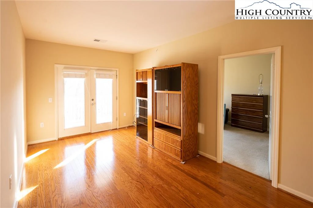 Image number 17 for the current listing