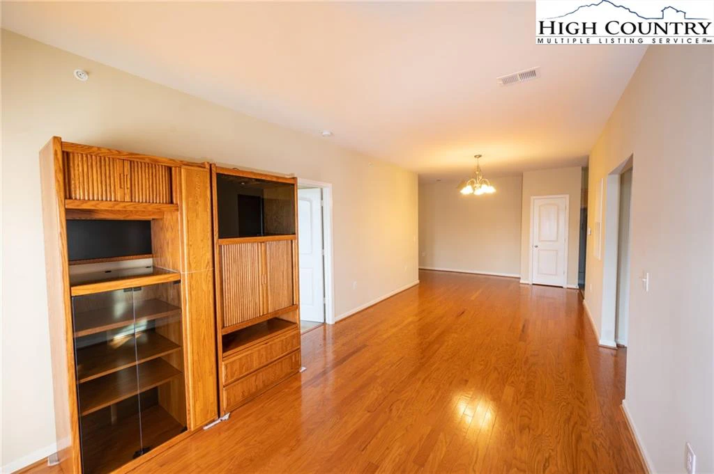 Image number 16 for the current listing