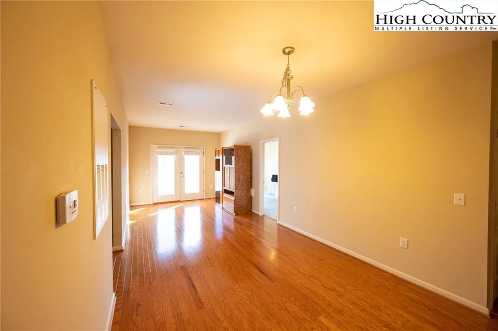 Image number 19 for the current listing