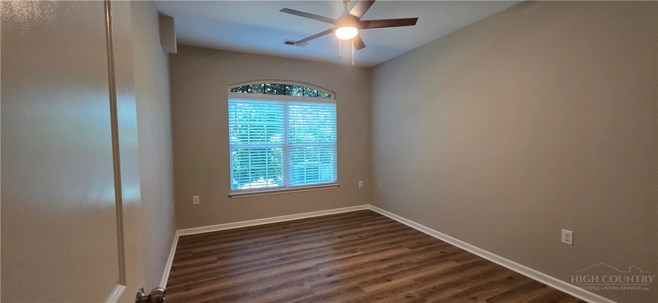 Image number 11 for the current listing