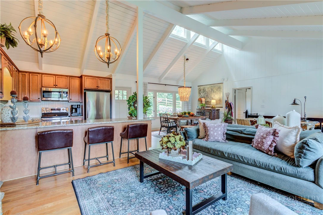 Image number 11 for the current listing