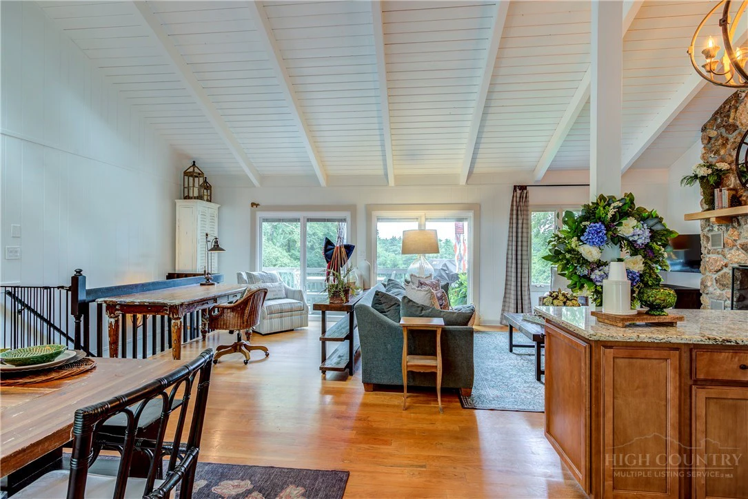 Image number 15 for the current listing
