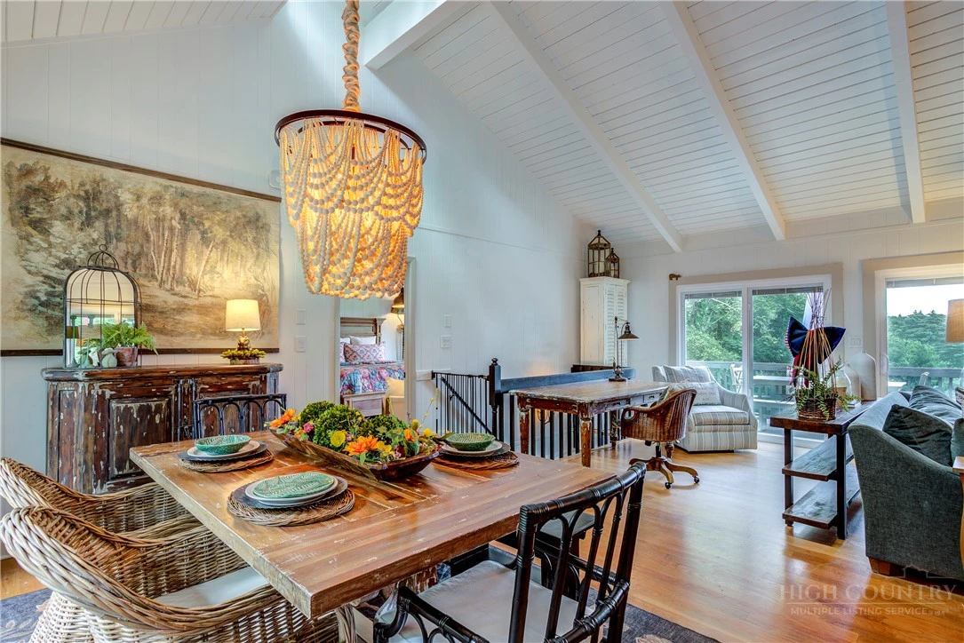 Image number 17 for the current listing