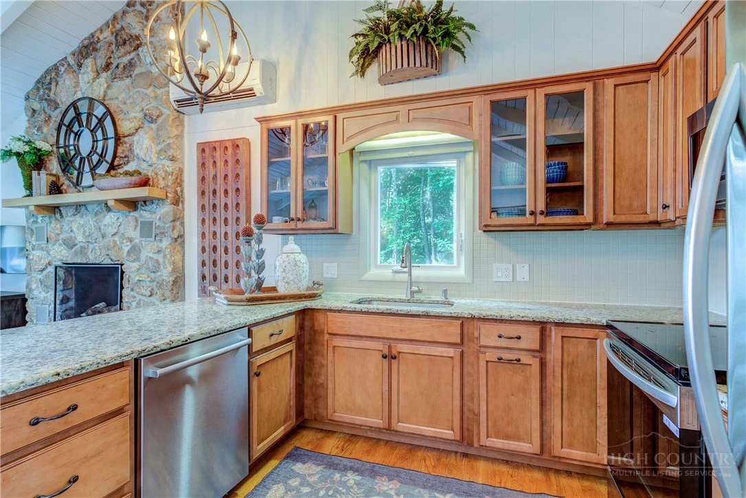 Image number 18 for the current listing