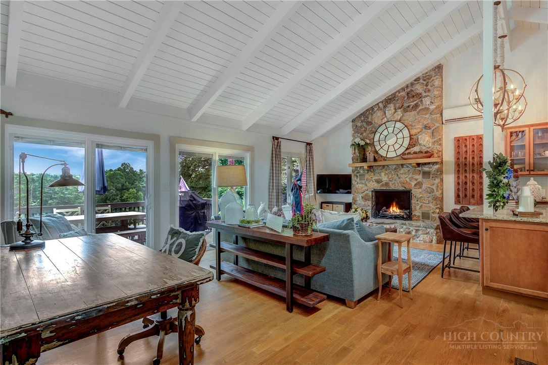Image number 9 for the current listing