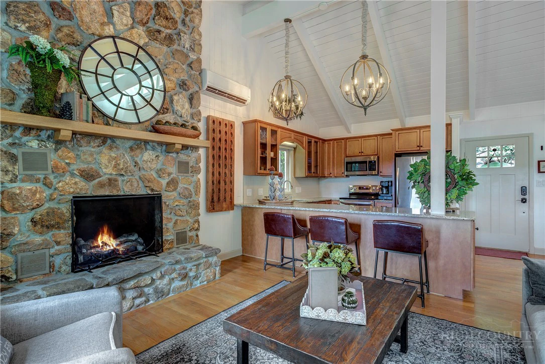 Image number 10 for the current listing