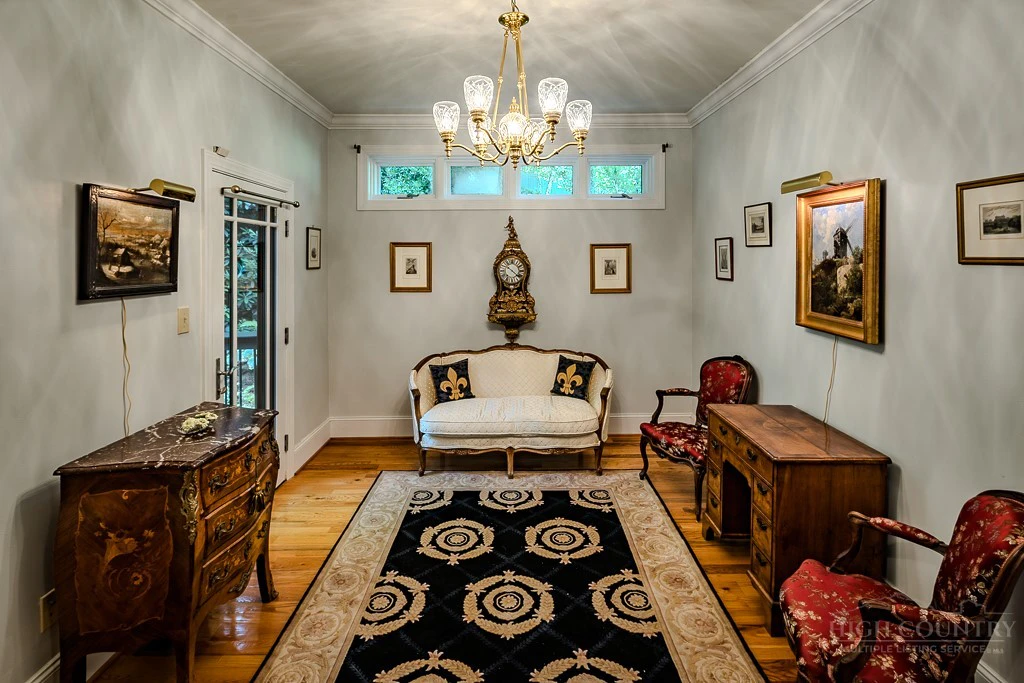 Image number 11 for the current listing
