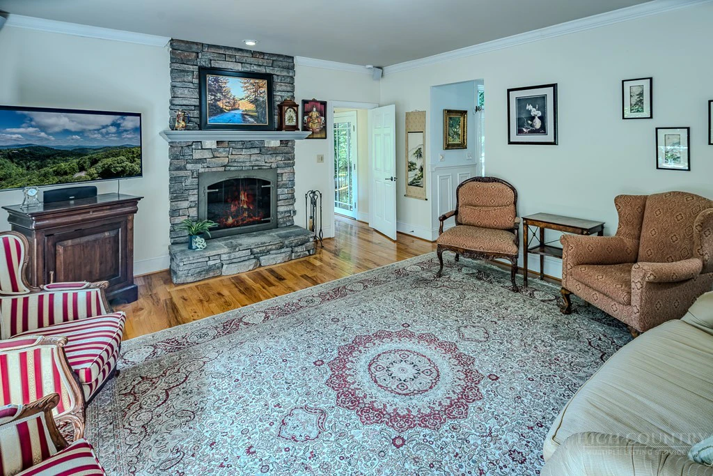 Image number 15 for the current listing