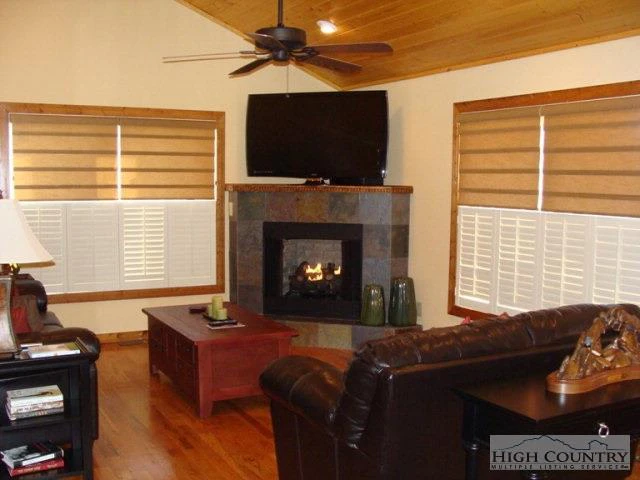 Image number 7 for the current listing