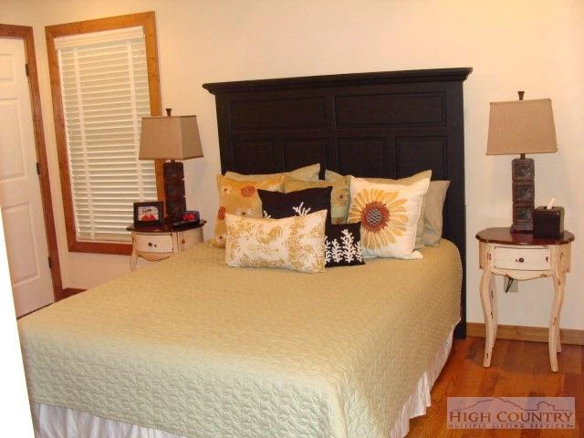 Image number 5 for the current listing