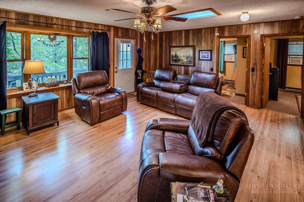 Image number 11 for the current listing