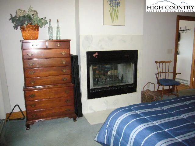 Image number 14 for the current listing