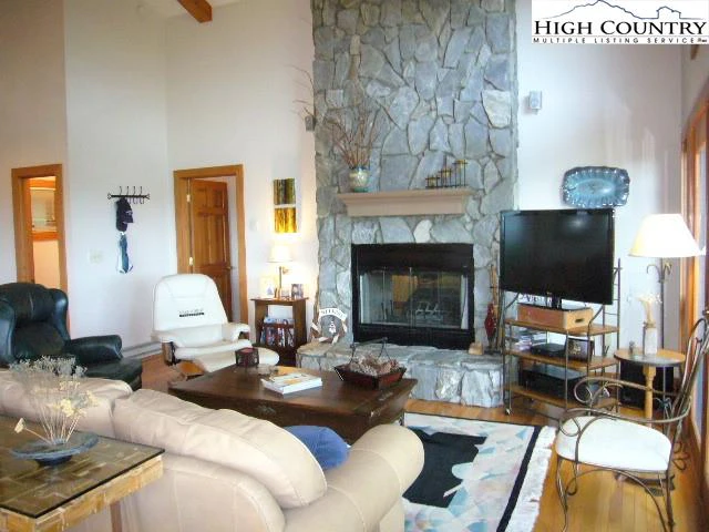 Image number 19 for the current listing