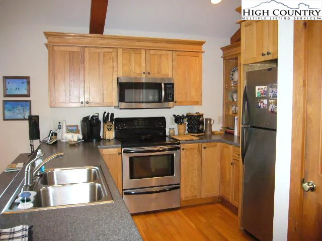 Image number 17 for the current listing