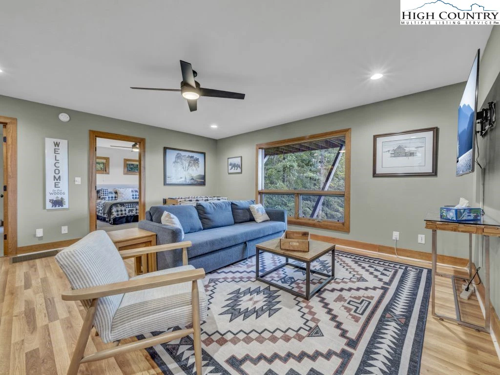 Image number 18 for the current listing