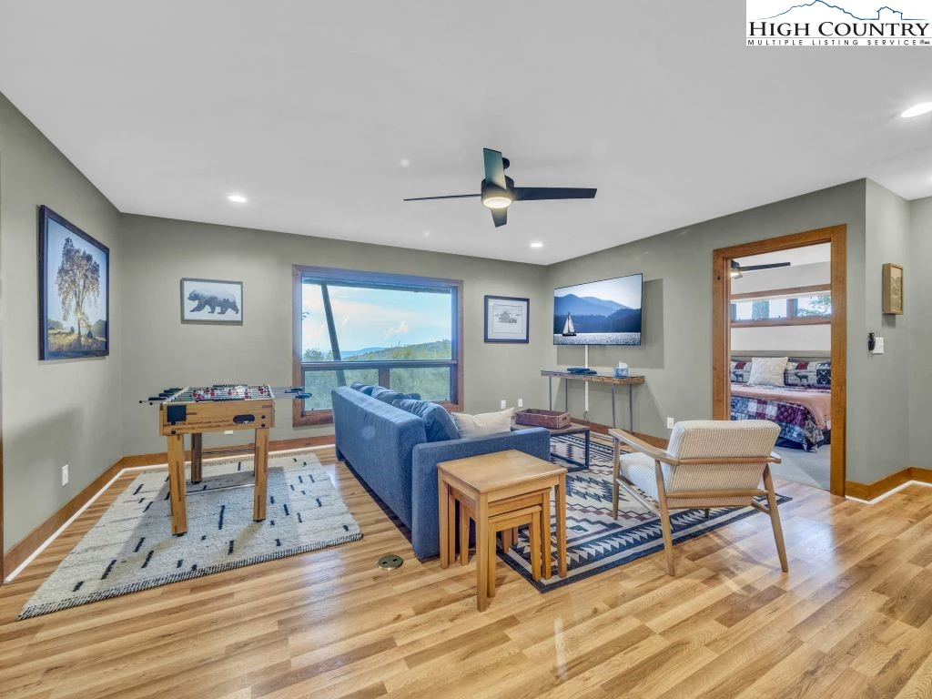 Image number 9 for the current listing