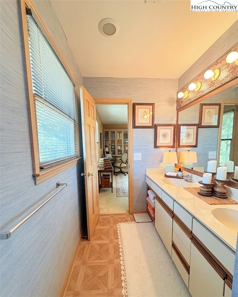 Image number 19 for the current listing