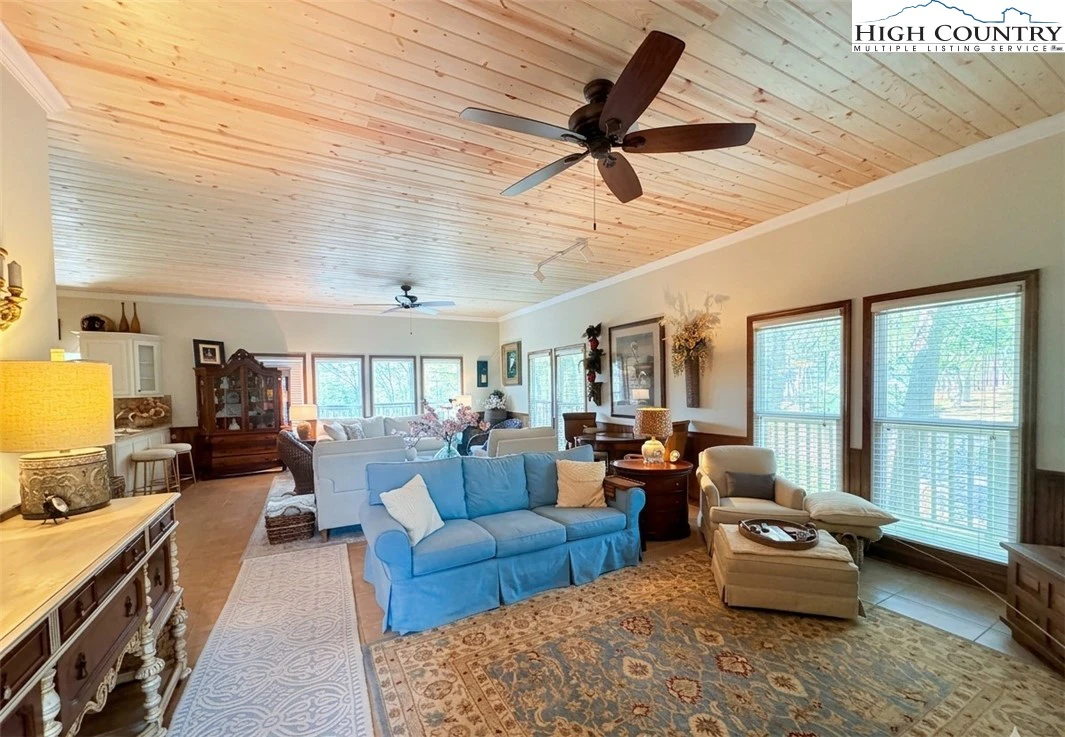 Image number 14 for the current listing