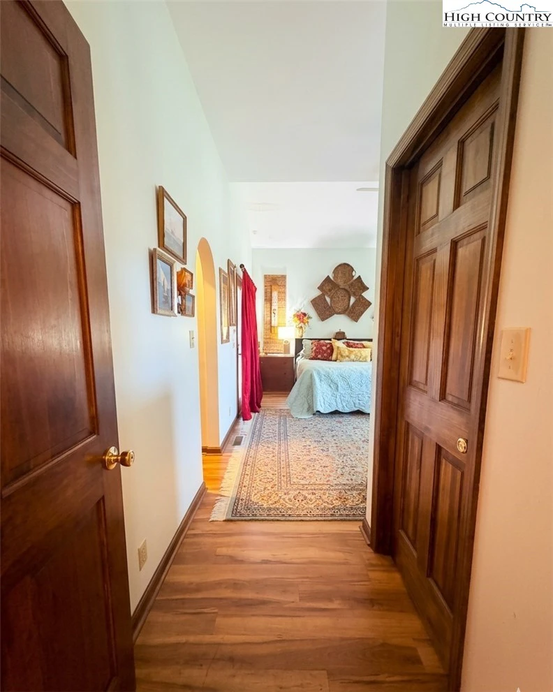 Image number 3 for the current listing