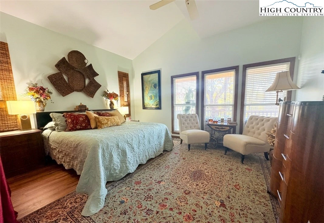 Image number 4 for the current listing