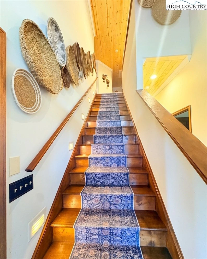 Image number 7 for the current listing