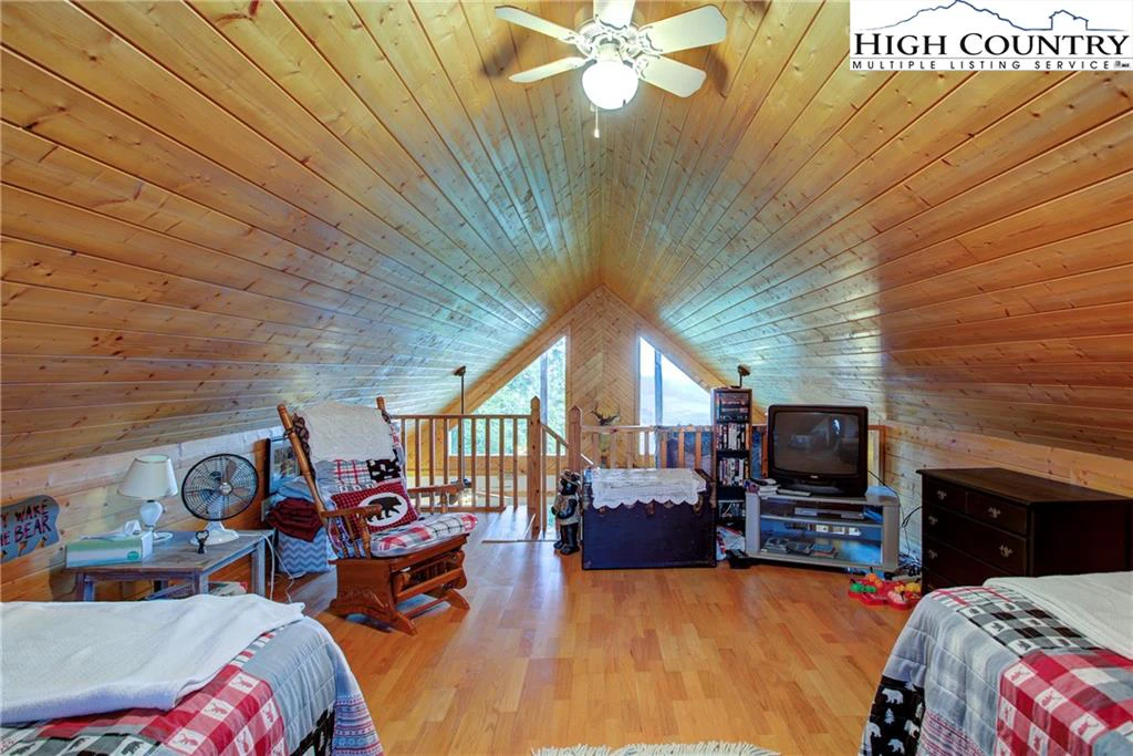 Image number 9 for the current listing