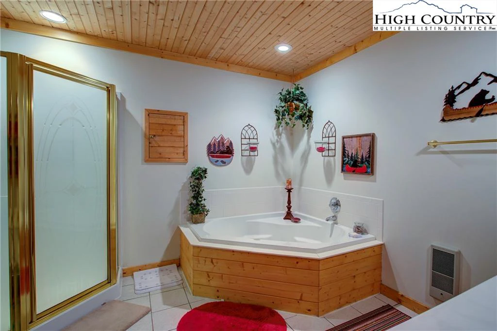Image number 13 for the current listing
