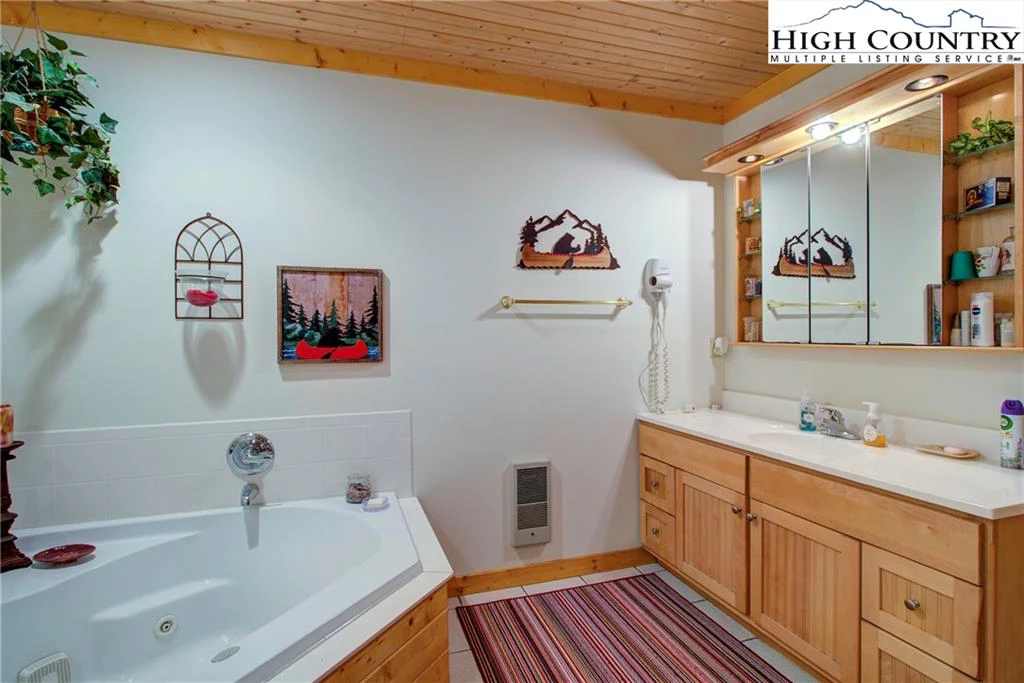 Image number 14 for the current listing