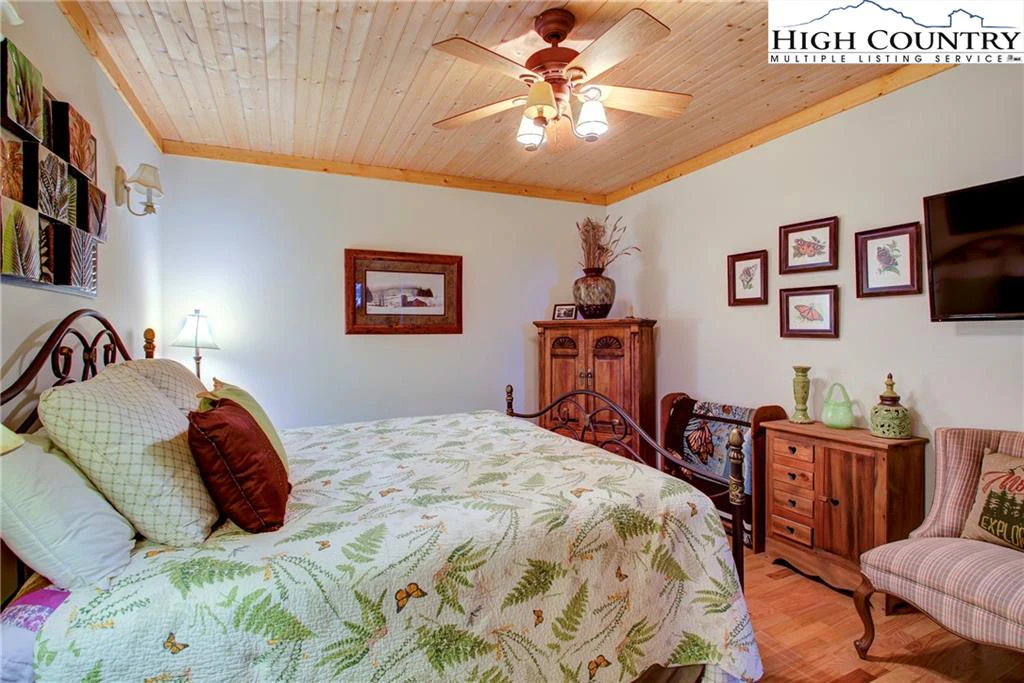 Image number 15 for the current listing