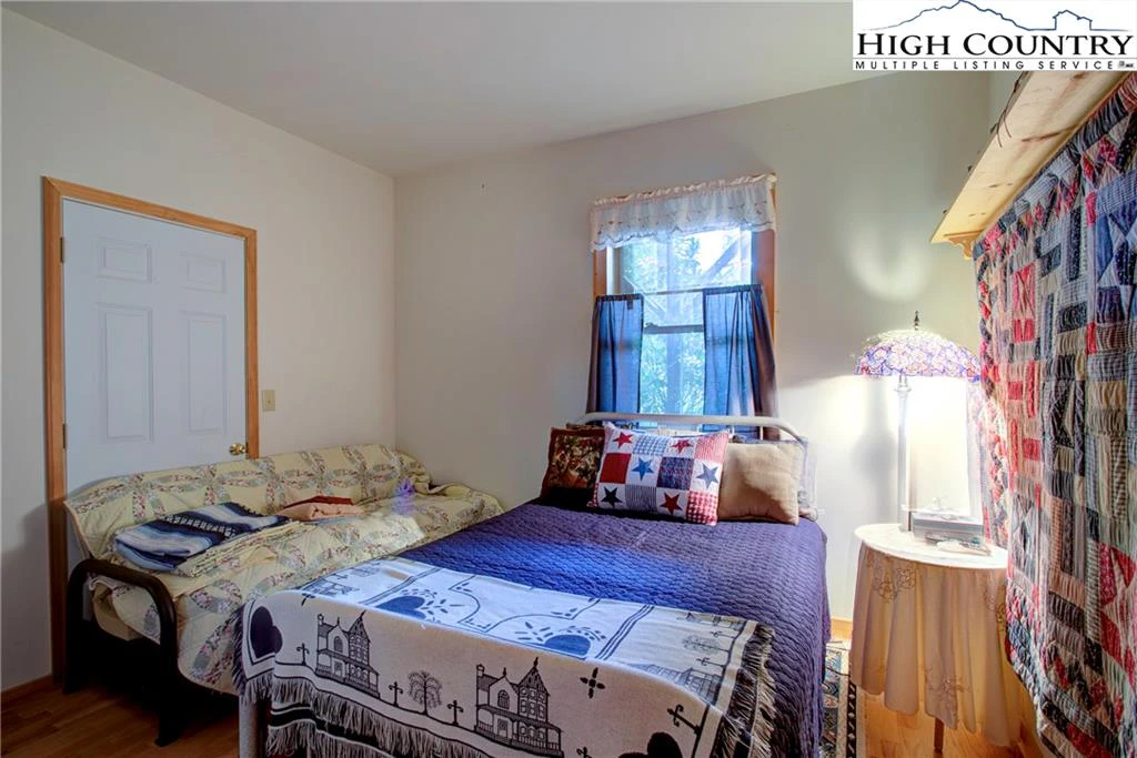 Image number 17 for the current listing