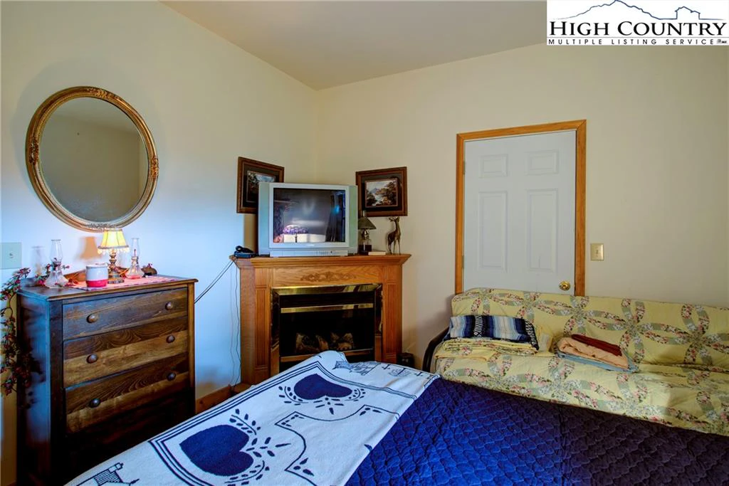 Image number 18 for the current listing