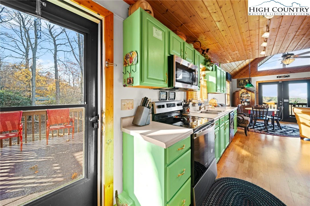 Image number 19 for the current listing