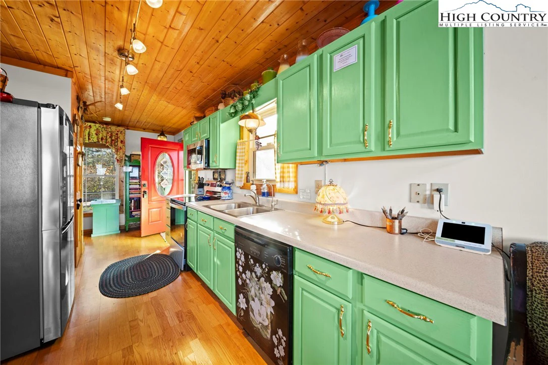Image number 18 for the current listing