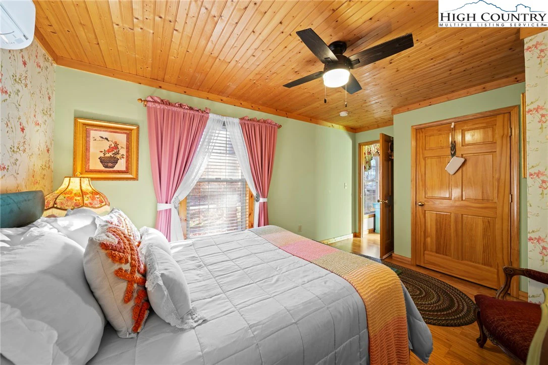 Image number 11 for the current listing