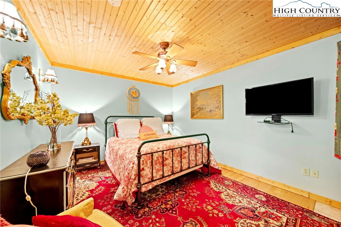Image number 13 for the current listing