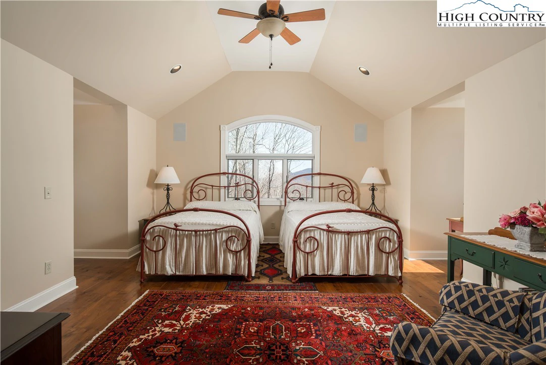 Image number 9 for the current listing