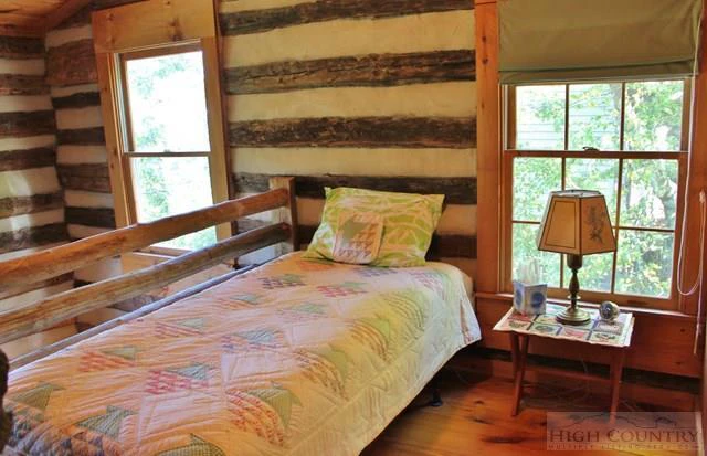 Image number 3 for the current listing