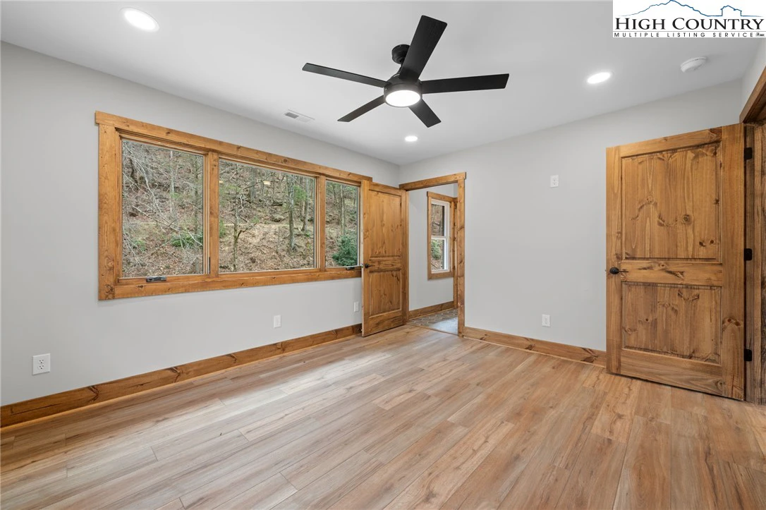 Image number 21 for the current listing