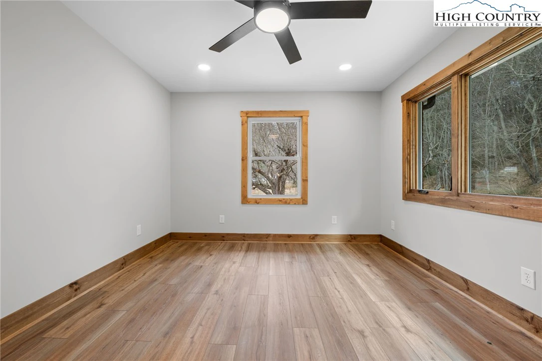 Image number 19 for the current listing