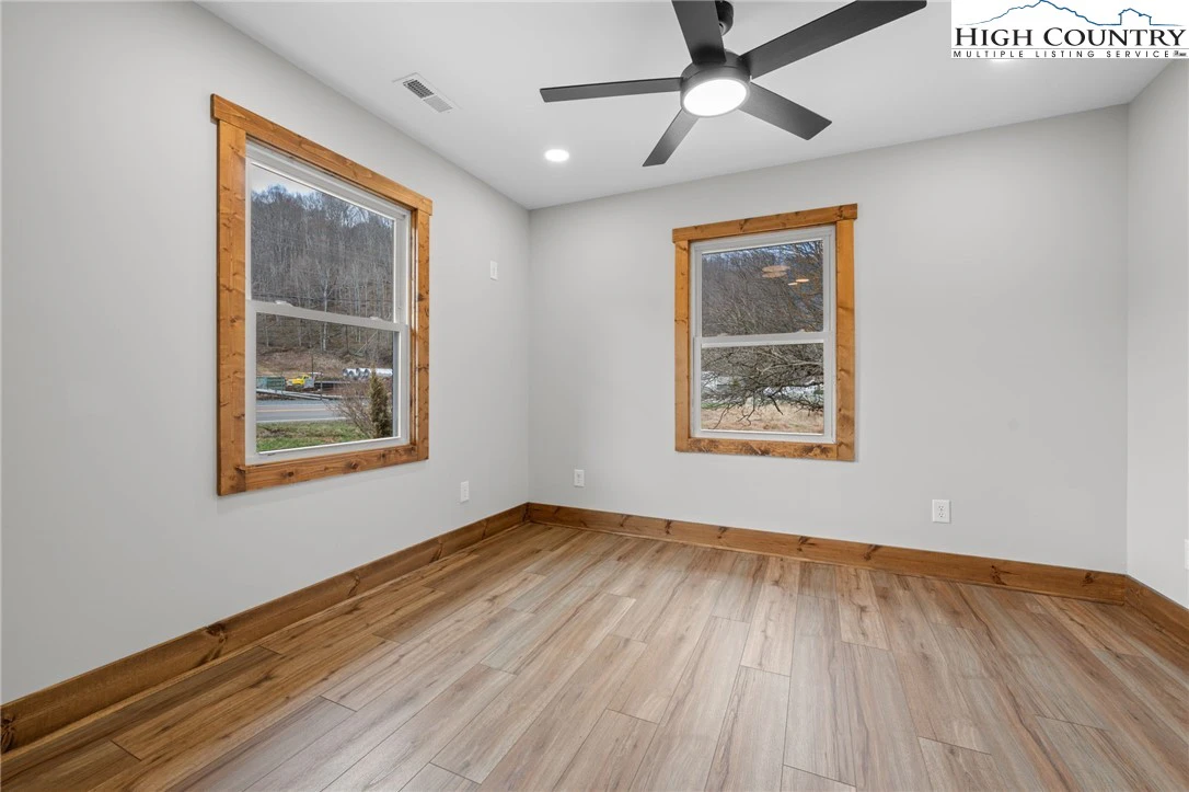 Image number 17 for the current listing
