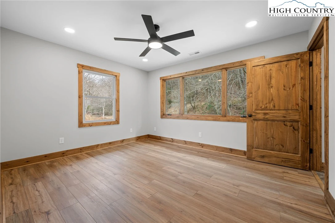 Image number 2 for the current listing