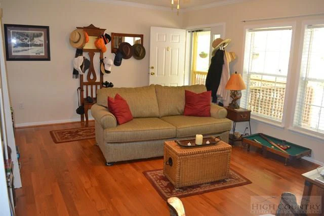 Image number 19 for the current listing