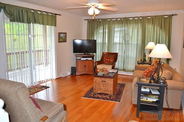 Image number 18 for the current listing